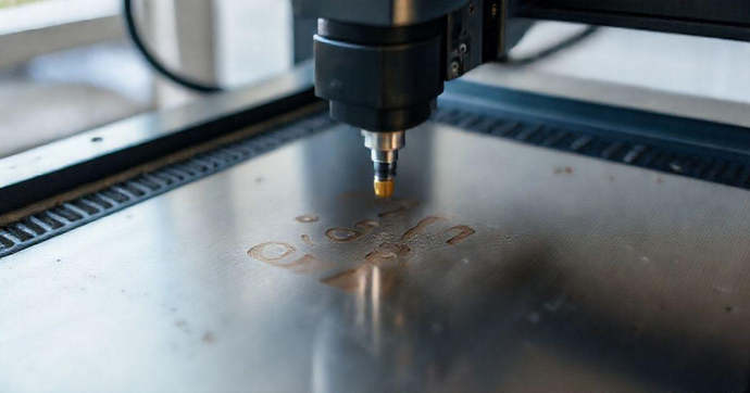 Máquina de gravar a laser em metal: Como escolher a ideal para suas necessidades